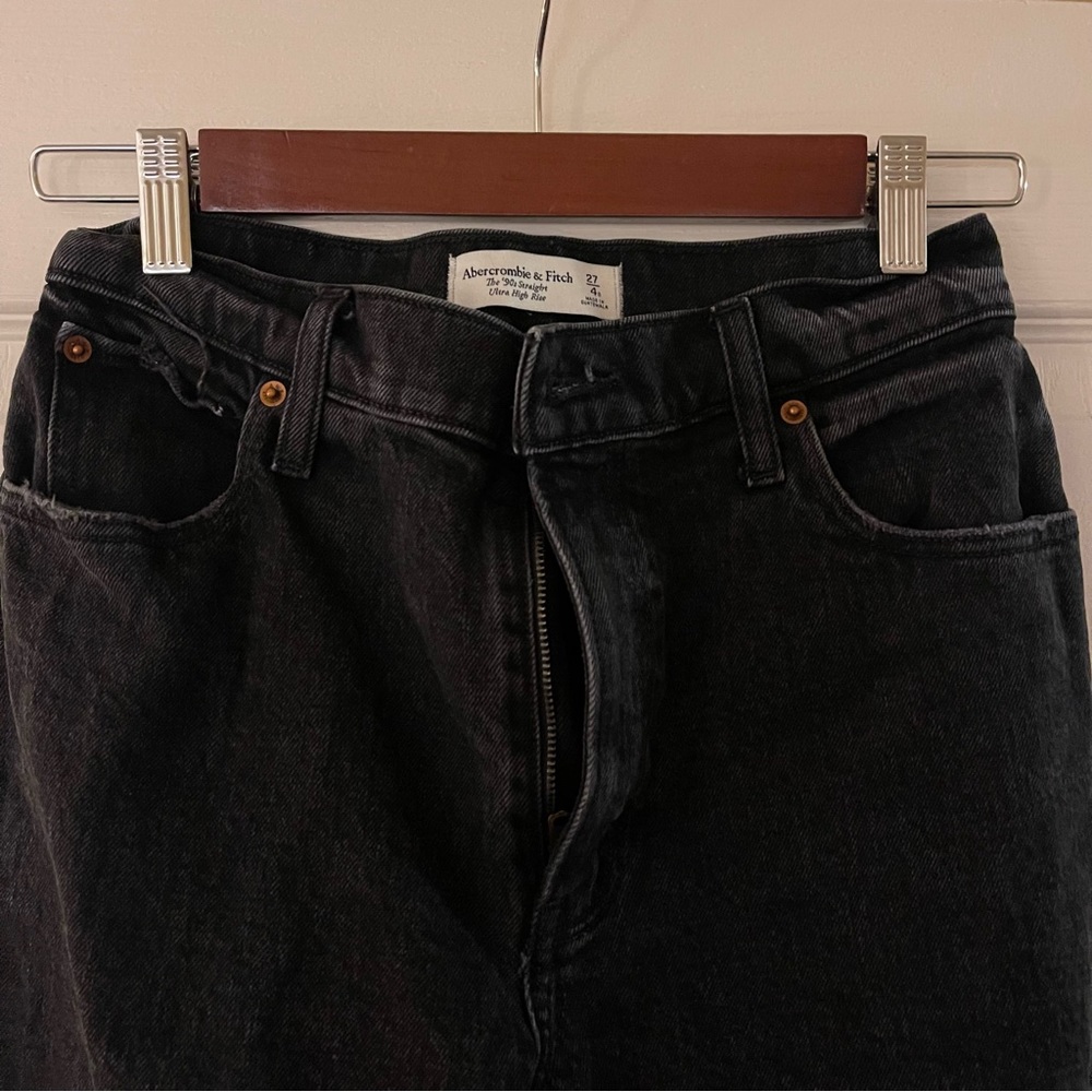 Abercrombie Curve Love 90s Straight Ultra High Rise size 27